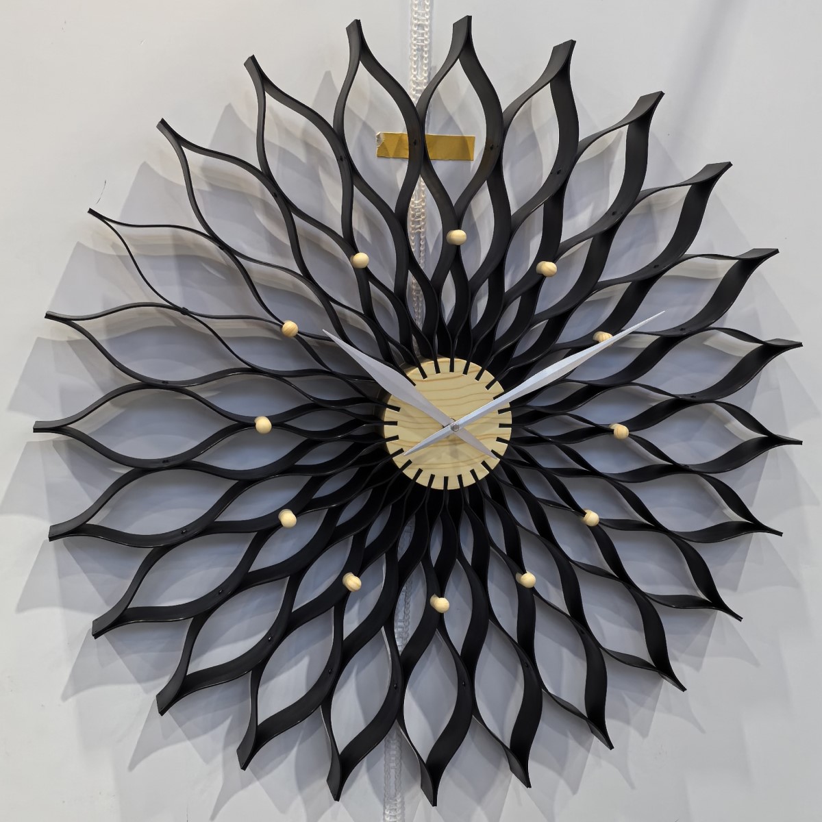 在展場懸掛的大蓮花時鐘 黑色 The large lotus clock hanging in the exhibition hall - black color