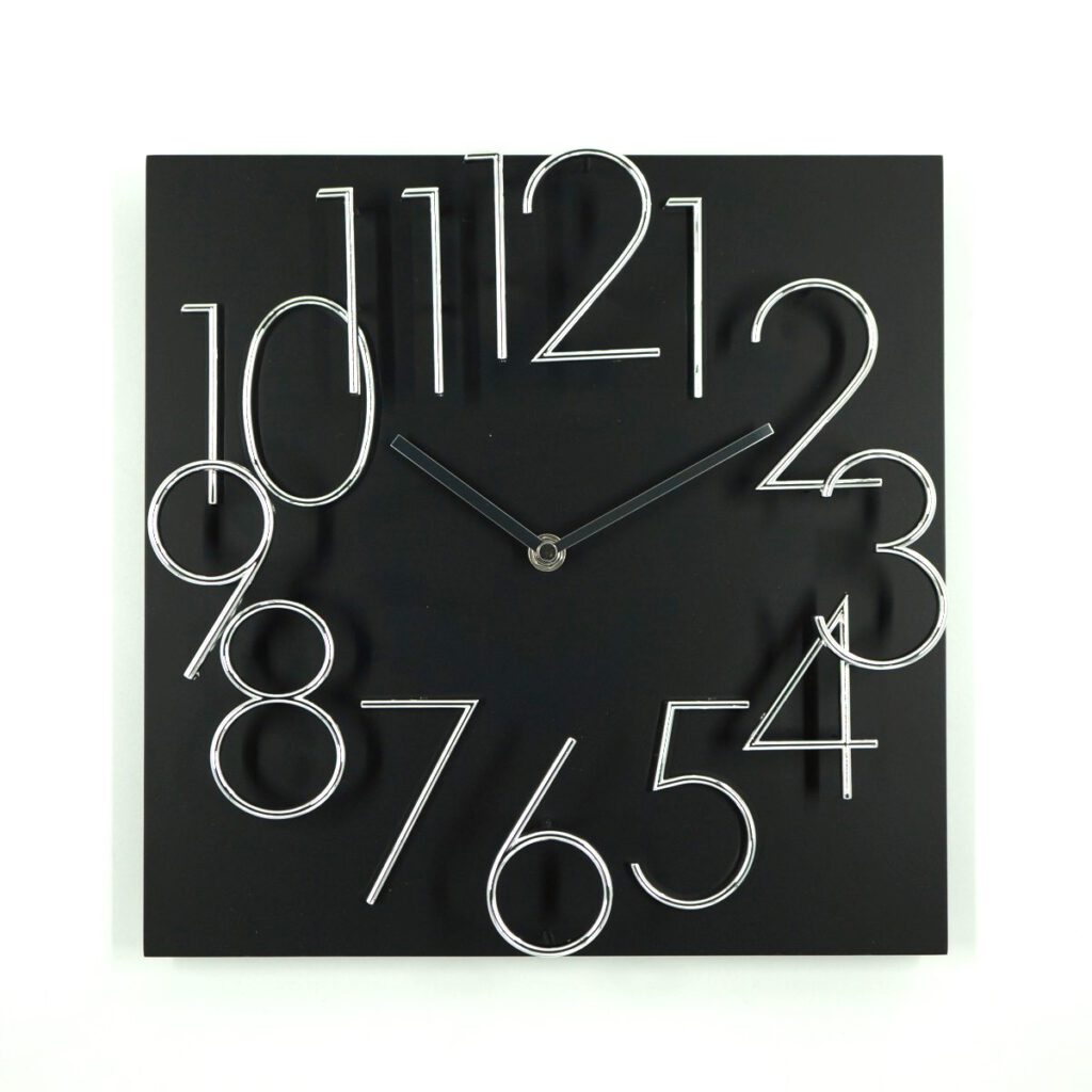 黑底銀數字立體懸浮時鐘，阿拉伯數字錯落設計Black square clock with 3D chrome Arabic numerals