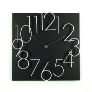 黑底銀數字立體懸浮時鐘，阿拉伯數字錯落設計Black square clock with 3D chrome Arabic numerals