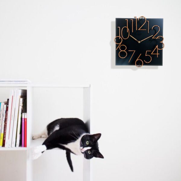 阿拉伯舞時鐘與貓咪 Black clock with rose gold 3D Arabic numerals with cat