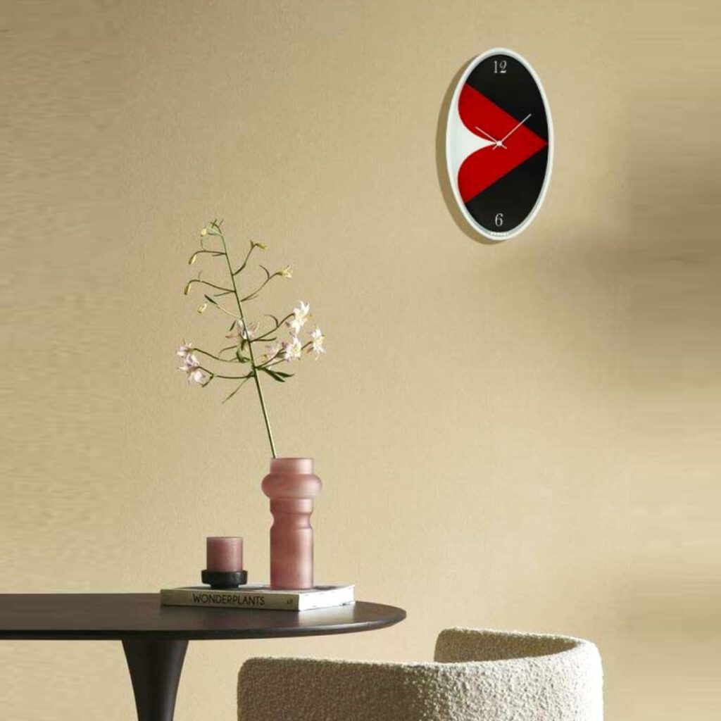 客廳牆上的紅脣意象時鐘 Red lips clock on living room wall