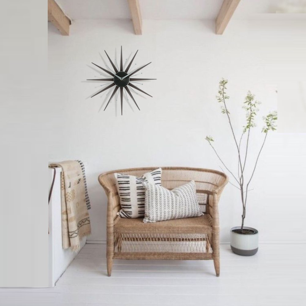 旭日時光 Sunburst 掛鐘 中世紀現代風格 客廳展示Sunburst Wall Clock – Mid-Century Modern Living Room Display