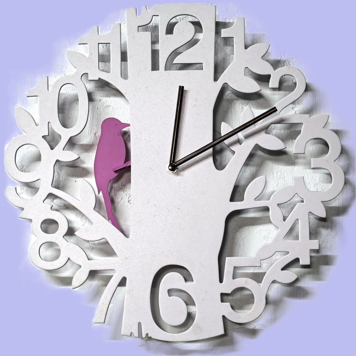 森音時光掛鐘 白色對比樹幹 啄木鳥 Forest Echo Wall Clock – White Tree & Woodpecker Design