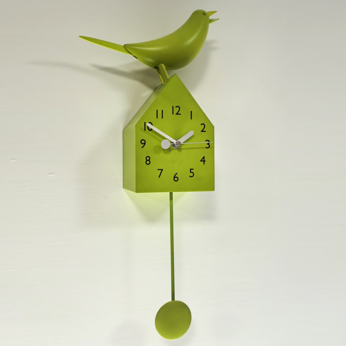 巢屋上的快樂鳥親子時鐘 - 綠色 Happy bird family clock on her nest house - green